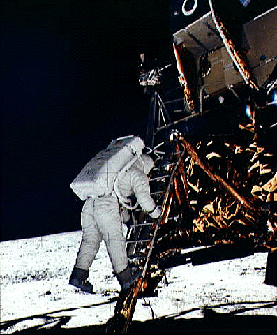 Astronaut Edwin ("Buzz") Aldrin Jr. está bajando la escalera del Módulo Lunar Eagle. 