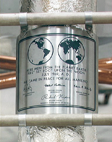 Esta placa conmemorativa fue dejada por los astronautas del Apolo 11 sobre la Luna.