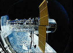 El Transbordador Espacial despliega al Telescopio Espacial