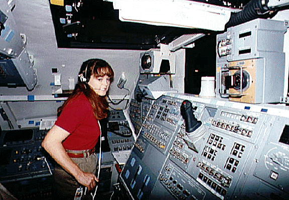 Comandante de Carga Tamara E. Jernigan mostrando su práctica de la operación del sistema de brazo manipulador remoto del STS-67