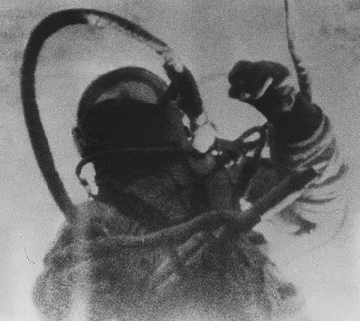 Una imagen de televisión de of Alexei Leonov realizando la primera caminata espacial