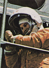 La cosmonauta Valetina Tereshkova entra en la Vostok 6