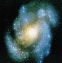 Se muestra aquí una fotografía de la galaxia espiral M100 tomada por el Telescopio Espacial Hubble, antes de la misión de mantenimiento